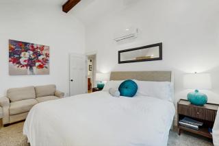 Home with Farmstyle Loft and Views, Mins to Dtwn - 8