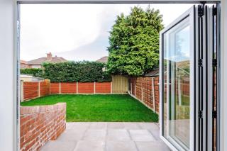 3 Bedroom Free Parking Hale Home - 4