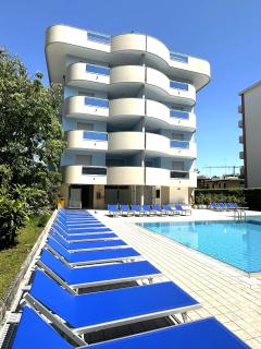 Modern seaside escape with pool near the sea - 9