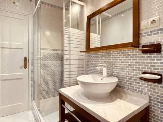 Quiet and Cozy Downtown Apartment - 2