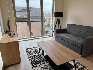 Modern 2-Bed Apartment in City Parking Included - 4