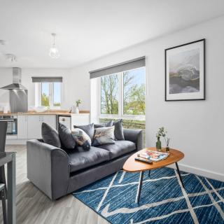 2 Bed Apartment - Sleeps 3 - Parking - Cradley Heath 54C - 8