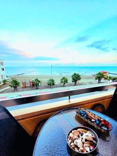 Breathtaking Beachfront Apartment in Makenzy - 8