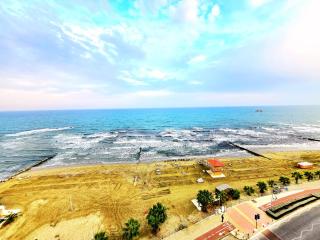 Breathtaking Beachfront Apartment in Makenzy - 9