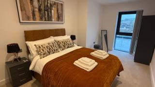 Flat 38 Axis, - 2 Bed Stylish Apartment with large Roof Terrace - 3