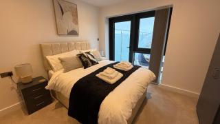 Flat 38 Axis, - 2 Bed Stylish Apartment with large Roof Terrace - 7
