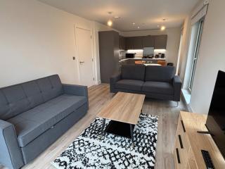 Stylish New 2-Bed Apartment with Parking, Sleeps 5 - 3