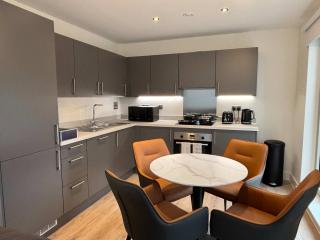 Stylish New 2-Bed Apartment with Parking, Sleeps 5 - 6