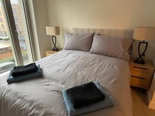 Stylish New 2-Bed Apartment with Parking, Sleeps 5 - 2