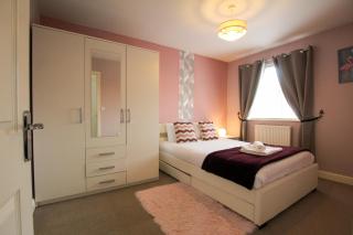 Modern 3-Bedroom Home in Quiet Cul-de-Sac w Parking by Rework Accommodation - 8