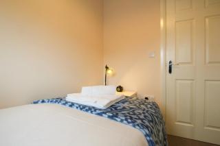 Modern 3-Bedroom Home in Quiet Cul-de-Sac w Parking by Rework Accommodation - 4