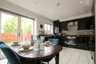Modern 3-Bedroom Home in Quiet Cul-de-Sac w Parking by Rework Accommodation - 9