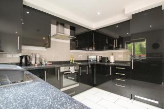 Modern 3-Bedroom Home in Quiet Cul-de-Sac w Parking by Rework Accommodation - 1