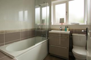 Modern 3-Bedroom Home in Quiet Cul-de-Sac w Parking by Rework Accommodation - 4