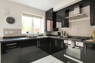 Modern 3-Bedroom Home in Quiet Cul-de-Sac w Parking by Rework Accommodation - 1