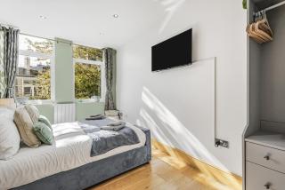 Elegant 2 Bed and 3 Bath Apt in the Heart of Covent Garden ZONE 1 - 1