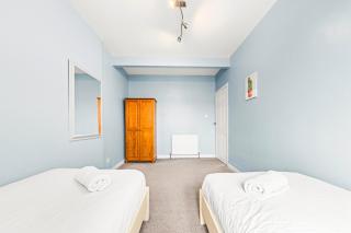 Three Bed Holiday Home in Glasgow - 1