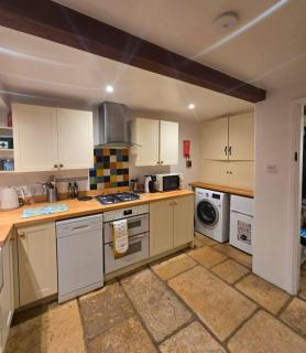 Traditional Cotswold escape with garden and fireplace - 9