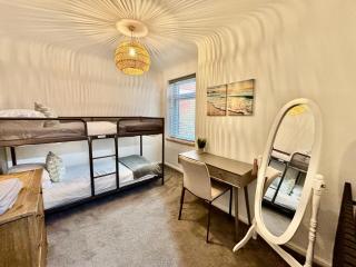 Cozy 2-Bed Flat near Beach - 6
