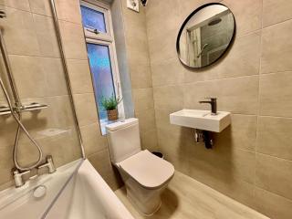 Cozy 2-Bed Flat near Beach - 4