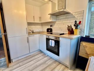 Cozy 2-Bed Flat near Beach - 1