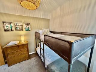 Cozy 2-Bed Flat near Beach - 5