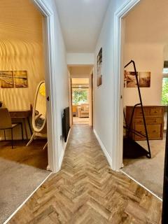 Cozy 2-Bed Flat near Beach - 9