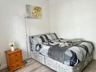 The Regent's Retreat - Modern 4-Bedroom Home - 7