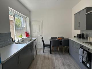 The Regent's Retreat - Modern 4-Bedroom Home - 6