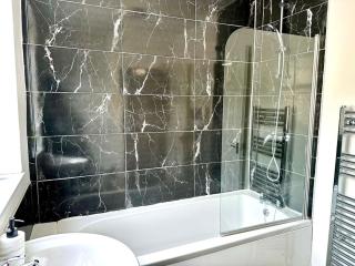 The Regent's Retreat - Modern 4-Bedroom Home - 4