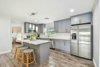 Tropical Oasis | Pet-Friendly + Pool | Clearwater - 1