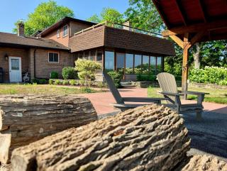 Nestled among endless vineyards - 0