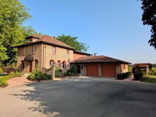 Nestled among endless vineyards - 5