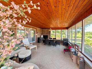 Nestled among endless vineyards - 7