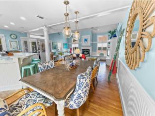 Breakers l 2 Minutes walk to the Beach l Heated community pool l Includes 4 Bikes - 4