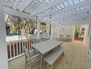 Breakers l 2 Minutes walk to the Beach l Heated community pool l Includes 4 Bikes - 2