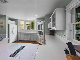 Breakers l 2 Minutes walk to the Beach l Heated community pool l Includes 4 Bikes - 1