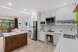 Colorful & Private 2-Bedroom Condo Just a Short Walk from the Beach - Coco - 9