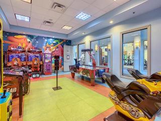 Splendid Thematic 3BR with Garage & Waterpark - 1