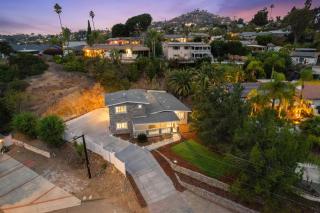 Entire Private Home with 4 Bedrooms 2 Bathrooms, 6 Beds, Hot Tub, King Bed, 6 Parking, Big Yard, Available Now - 9