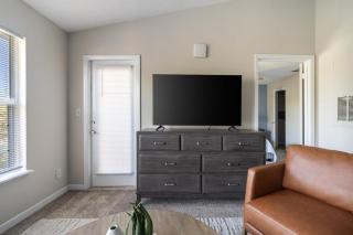 Landing Amazing 1BD Tennis Court Gym - 8