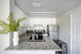 Landing Amazing 1BD Tennis Court Gym - 6