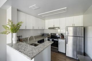 Landing Amazing 1BD Tennis Court Gym - 4