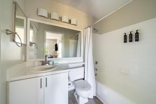 Landing Amazing 1BD Tennis Court Gym - 1