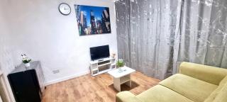 Friendly family apartment comfort sleep 6 close to tube bus airport - 4