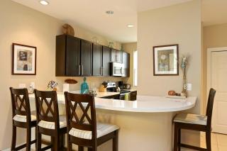 Nicely Decorated 3rd-Floor Beauty with Pool-View Balcony in Coco - 2