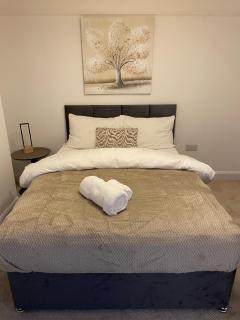 3x Double, 2x Bathrooms, Central & Parking - 9