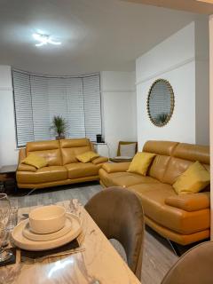 3x Double, 2x Bathrooms, Central & Parking - 4