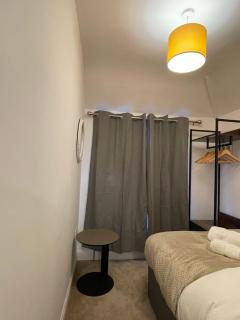 3x Double, 2x Bathrooms, Central & Parking - 3