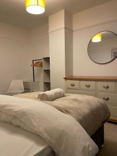 3x Double, 2x Bathrooms, Central & Parking - 1